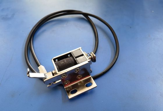 Czarny solenoid skoku / solenoid cięcia do komputerowej maszyny do haftowania